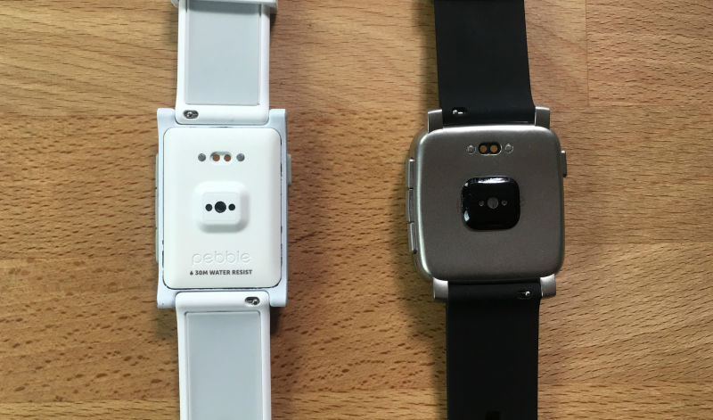 Sensores de pulso cardĂaco en el Pebble 2 (izquierda) y Pebble Time 2